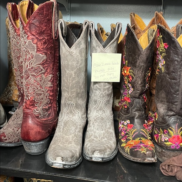 Old Gringo Shoes - Old Gringo Gray Nadia Western Boots
RARE! Great color to go with everything!